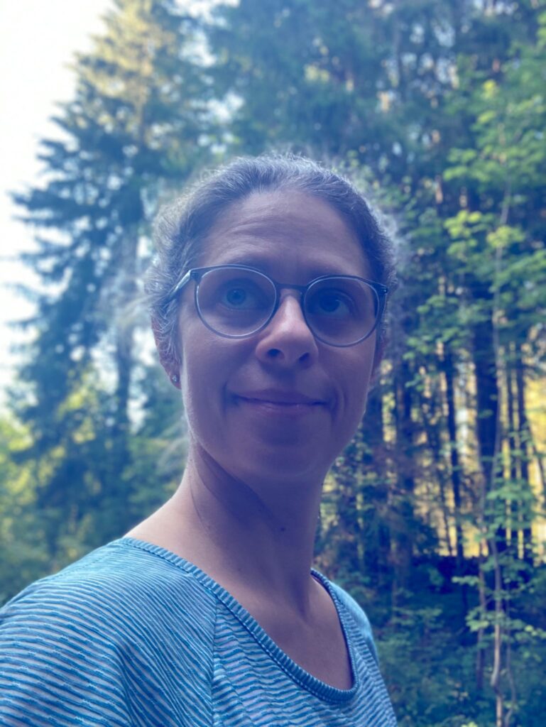 Das Bild zeigt Stephanie Arnold, im Hintergrund ein Wald.